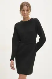 Obleka z volno rna barva