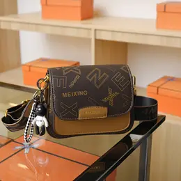 New Stylish Women's Handbag, Single Shoulder Bag, Trendy Small Square Bag With Wide Shoulder Strap And Charm.
