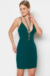 smaragdno zelena, opremljena, elegantna veerna obleka s tkano kravato