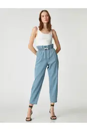Jeans z elastinim pasom imajo sproeno prileganje - Baggy Jeans.